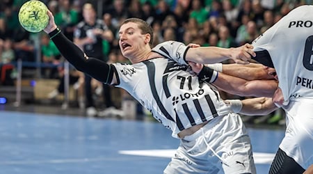 Elias Ellefsen a Skipagøtu und der THW Kiel spielten gegen die TSV Hannover-Burgdorf. / Foto: Andreas Gora/dpa