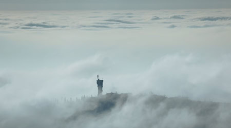 Wind und trockenes Wetter haben Skifahren am Wurmberg bisher verhindert. (Archivbild) / Foto: Matthias Bein/dpa