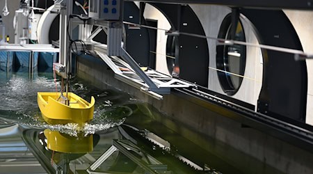 In Leer wird der Zukunftskutter im Modell schon getestet - nun steht die Entwicklung eines Prototypen an.  / Foto: Lars Penning/dpa