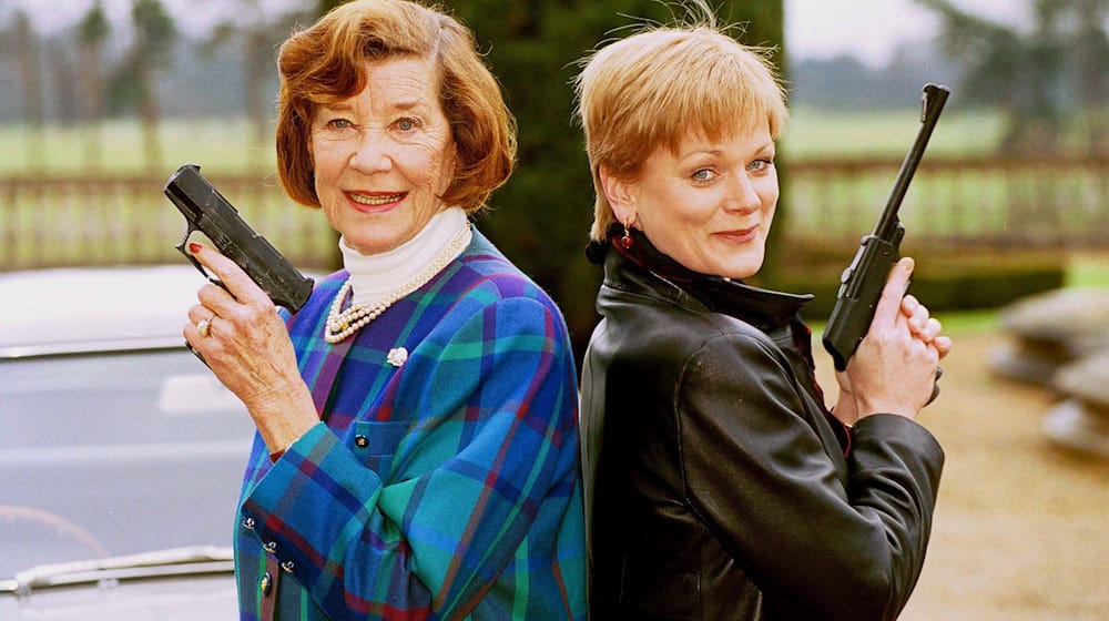 Lois Maxwell (l) und Samantha Bond haben beide «Miss Moneypenny» gespielt. (Archivbild) / Foto: Richard Chambury/Globe Photos via ZUMA Wire/dpa