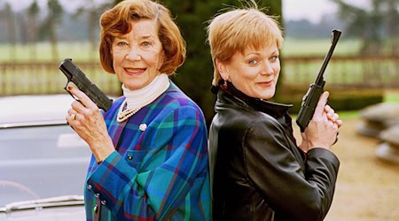 Lois Maxwell (l) und Samantha Bond haben beide «Miss Moneypenny» gespielt. (Archivbild) / Foto: Richard Chambury/Globe Photos via ZUMA Wire/dpa