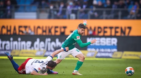 Letztmaliges Duell in der 2. Liga: Bremens Romano Schmid im Kampf um den Ball. / Foto: Christian Charisius/dpa