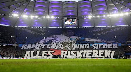 Die Choreographie der HSV-Fans vor dem Nordderby gegen Werder Bremen. / Foto: Christian Charisius/dpa