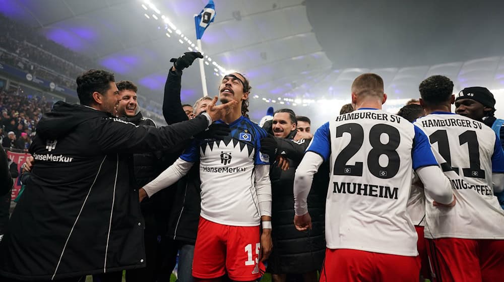 Yussuf Poulsen und seine Teamkollegen vom Hamburger SV jubeln nach dem Siegtor zum 3:2 gegen Werder Bremen. / Foto: Marcus Brandt/dpa