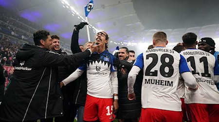 Yussuf Poulsen und seine Teamkollegen vom Hamburger SV jubeln nach dem Siegtor zum 3:2 gegen Werder Bremen. / Foto: Marcus Brandt/dpa