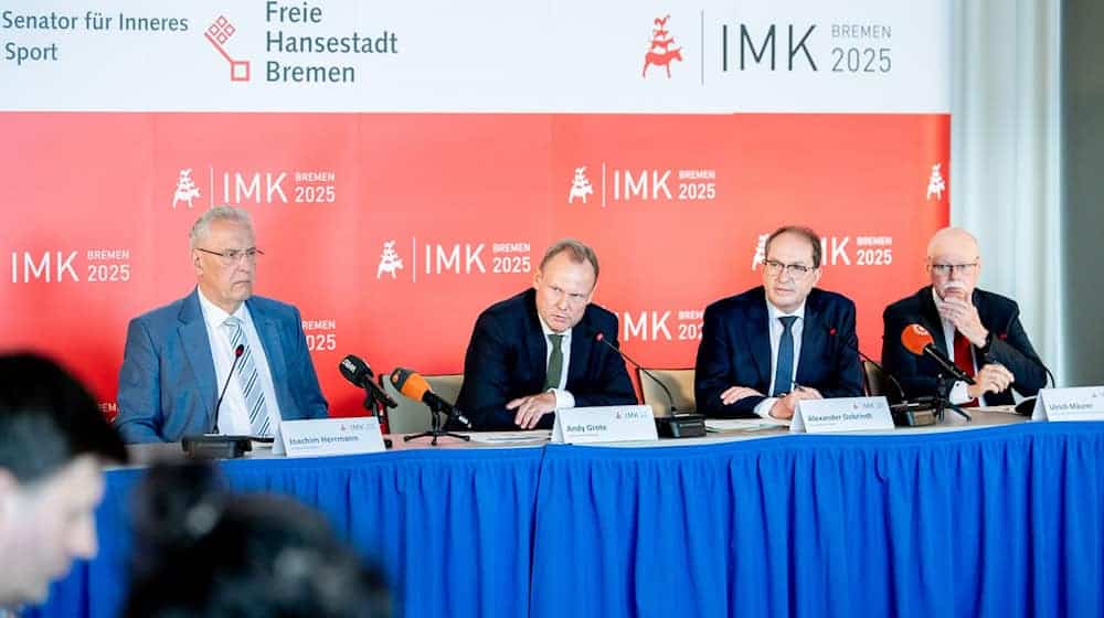 Bei der zurückliegenden Innenministerkonferenz in Bremerhaven saß Alexander Dobrindt (CSU) als neuer Bundesinnenministerium erstmalig mit am Tisch. (Archivfoto) / Foto: Hauke-Christian Dittrich/dpa