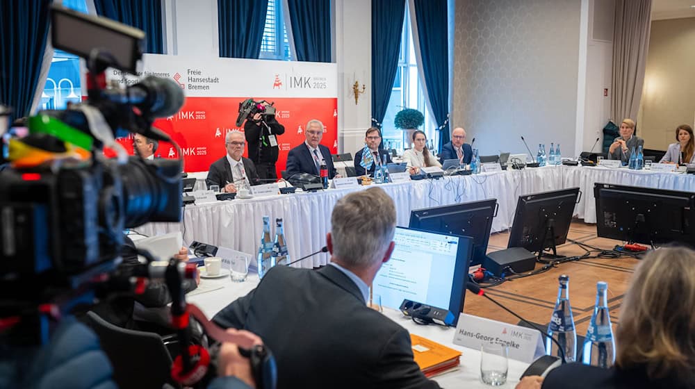 Die Innenministerkonferenz berät unter anderem über Sicherheit in Fußball-Stadien. / Foto: Sina Schuldt/dpa