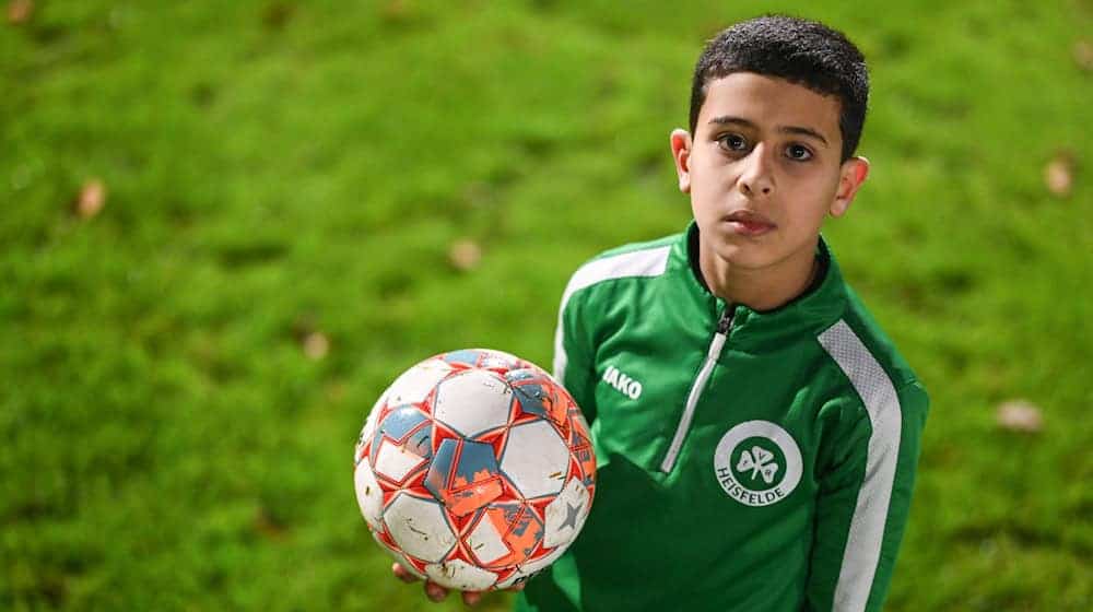 Der neunjährige Fußballer Wasen Al-Ali auf dem Sportplatz in Heisfelde. / Foto: Lars Penning/dpa