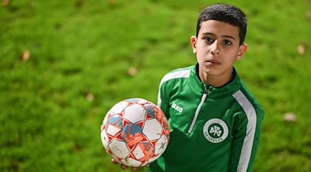 Der neunjährige Fußballer Wasen Al-Ali auf dem Sportplatz in Heisfelde. / Foto: Lars Penning/dpa