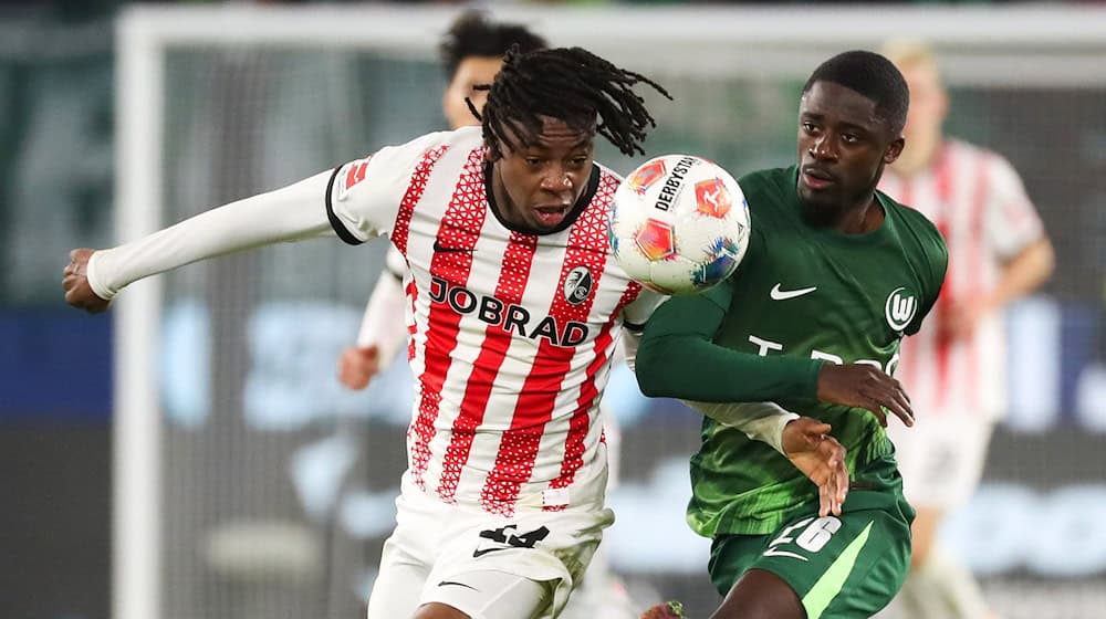 Saël Kumbedi bleibt beim VfL Wolfsburg. / Foto: Darius Simka/dpa