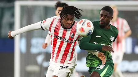 Saël Kumbedi bleibt beim VfL Wolfsburg. / Foto: Darius Simka/dpa