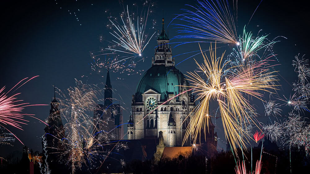 Silvesterraketen gehören zum Jahreswechsel dazu – in privaten Händen können sie aber gefährlich sein. (Archivbild) / Foto: Moritz Frankenberg/dpa