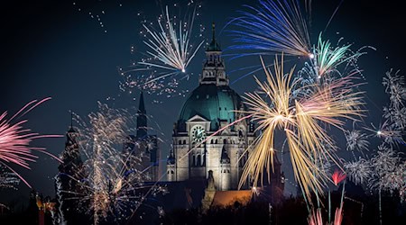 Silvesterraketen gehören zum Jahreswechsel dazu – in privaten Händen können sie aber gefährlich sein. (Archivbild) / Foto: Moritz Frankenberg/dpa