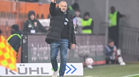 Manuel Baum in Aktion am Spielfeldrand. / Foto: Harry Langer/dpa