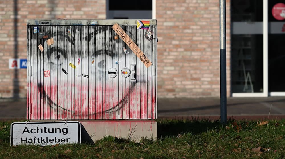 Der Stromkasten «Klotzi» im ostfriesischen Ostrhauderfehn ist nach einer nächtlichen Farbaktion teilweise gereinigt worden. / Foto: Lars Penning/dpa