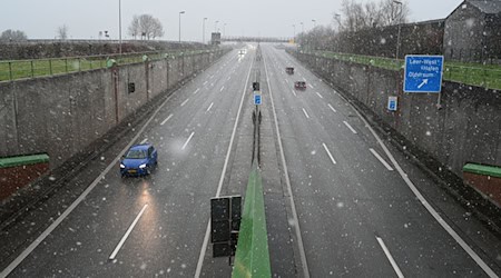 Wegen der zu hohen Ladung eines Sattelschleppers ist der Emstunnel beim ostfriesischen Weener beschädigt worden. (Archivbild)  / Foto: Lars Penning/dpa