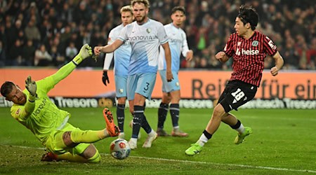 Großchance für Hannover: Daisuke Yokota scheitert an Bochums Torwart Timo Horn. / Foto: Swen Pförtner/dpa