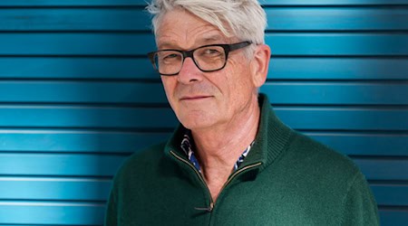 Daniel Hausig erhält den Deutschen Lichtkunstpreis 2026. (Handout) / Foto: Maria Leverenz/Kunstmuseum Celle/dpa