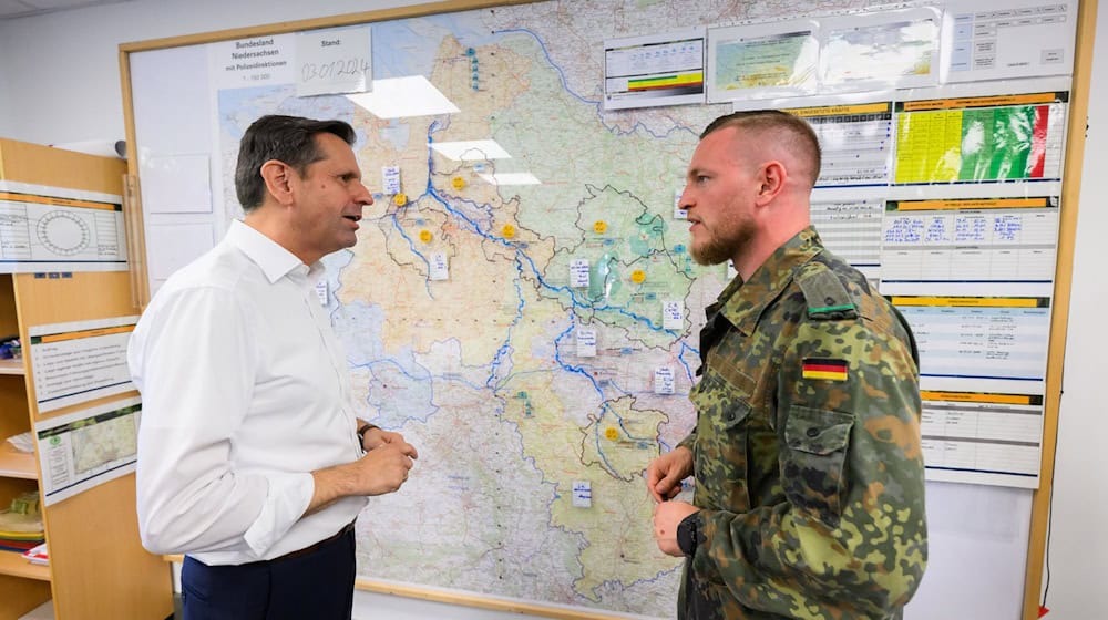 Im Sommer informierte sich Niedersachsens Ministerpräsident Lies (l.) beim Landeskommando der Bundeswehr. (Archivbild) / Foto: Julian Stratenschulte/dpa