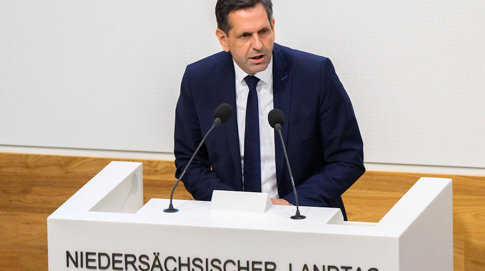 Ministerpräsident Lies sieht es als Aufgabe der Länder an, die kommunalen Kliniken nicht noch stärker zu belasten. (Archivbild) / Foto: Julian Stratenschulte/dpa