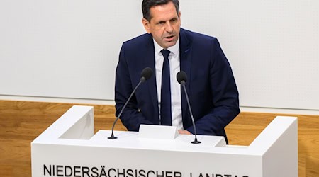Ministerpräsident Lies sieht es als Aufgabe der Länder an, die kommunalen Kliniken nicht noch stärker zu belasten. (Archivbild) / Foto: Julian Stratenschulte/dpa