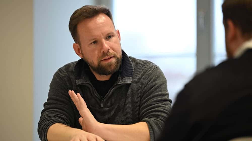Linke-Landeschef Peters erklärt, warum seine Partei die Wehrpflicht ablehnt. / Foto: Shireen Broszies/dpa