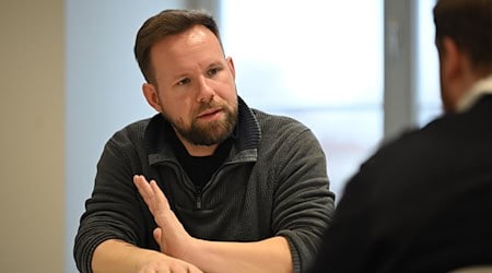 Linke-Landeschef Peters erklärt, warum seine Partei die Wehrpflicht ablehnt. / Foto: Shireen Broszies/dpa