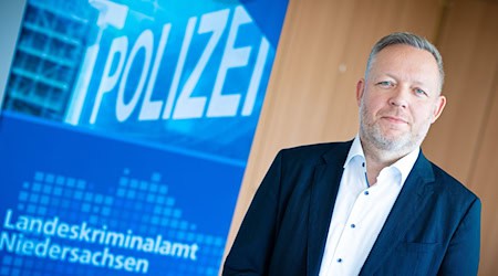 Niedersachsens LKA-Chef Thorsten Massinger will junge Menschen besser vor Gefahren im Netz schützen. (Archivbild)  / Foto: Moritz Frankenberg/dpa