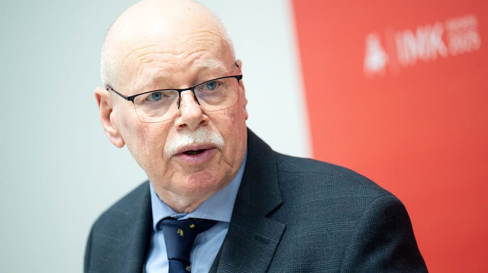 Bremens Innensenator Ulrich Mäurer (SPD), der Vorsitzende der Innenministerkonferenz, will die Sicherheit in Fußballstadion erhöhen - mit Maß und Verhältnismäßigkeit. (Archivbild) / Foto: Sina Schuldt/dpa