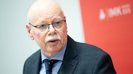 Bremens Innensenator Ulrich Mäurer (SPD), der Vorsitzende der Innenministerkonferenz, will die Sicherheit in Fußballstadion erhöhen - mit Maß und Verhältnismäßigkeit. (Archivbild) / Foto: Sina Schuldt/dpa