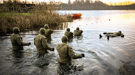 Die Marinetaucher trainieren im Kreidesee Hemmoor.  / Foto: Sina Schuldt/dpa