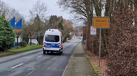 Die Polizei war an einer Berufsschule im Norden Nordrhein-Westfalens an der Grenze zu Niedersachsen im Einsatz. / Foto: Michael Neumann/dpa
