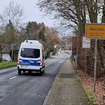 Die Polizei war an einer Berufsschule im Norden Nordrhein-Westfalens an der Grenze zu Niedersachsen im Einsatz. / Foto: Michael Neumann/dpa
