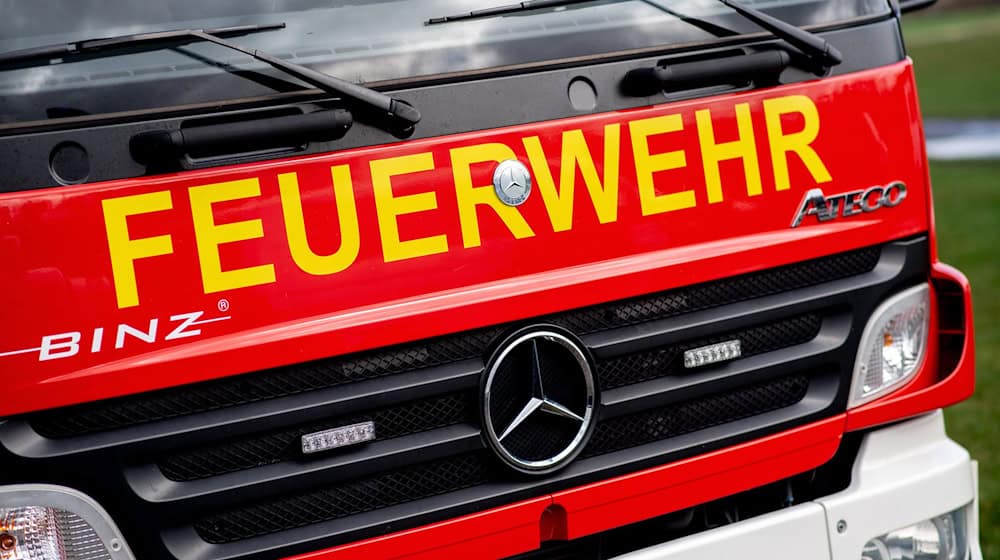 Bei einem Brand in Rotenburg waren insgesamt 152 Einsatzkräfte der Feuerwehr im Einsatz. (Symbolbild) / Foto: Hauke-Christian Dittrich/dpa