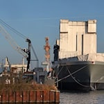 Den Bau von zwei neuen Betriebsstoffversorgern in Rostock hätte die Meyer-Werft-Gruppe nicht annehmen sollen, sagen die Sanierer - der Auftrag sei «hochdefizitär». (Archivbild)  / Foto: Bernd Wüstneck/dpa