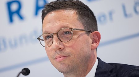 Während in Wolfsburg über seine mögliche Kandidatur gesprochen wird, betont Falko Mohrs in Hannover seinen Fokus auf das Ministeramt. (Archivbild) / Foto: Rolf Vennenbernd/dpa