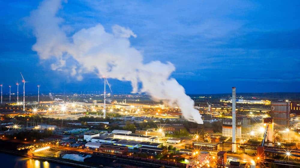 Für viele Industriebetriebe entscheidet der Strompreis über die Wettbewerbsfähigkeit. (Symbolbild) / Foto: Julian Stratenschulte/dpa