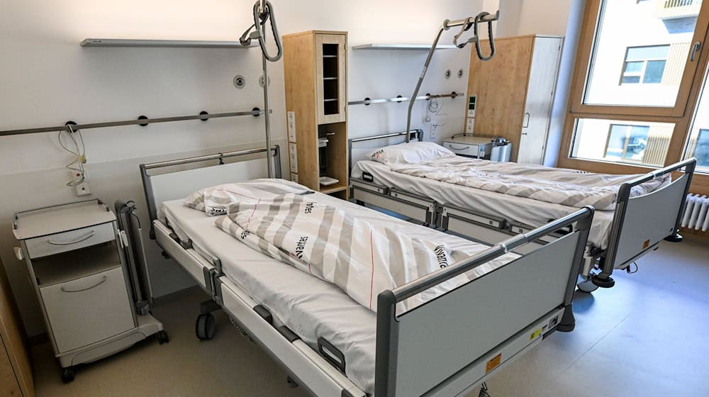Niedersachsens Kliniken halten laut Minister Andreas Philippi derzeit Tausende Betten zu viel vor. (Archivbild) / Foto: Jens Kalaene/dpa