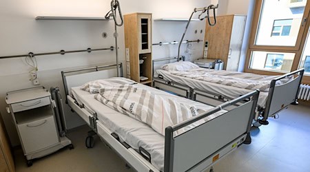 Niedersachsens Kliniken halten laut Minister Andreas Philippi derzeit Tausende Betten zu viel vor. (Archivbild) / Foto: Jens Kalaene/dpa
