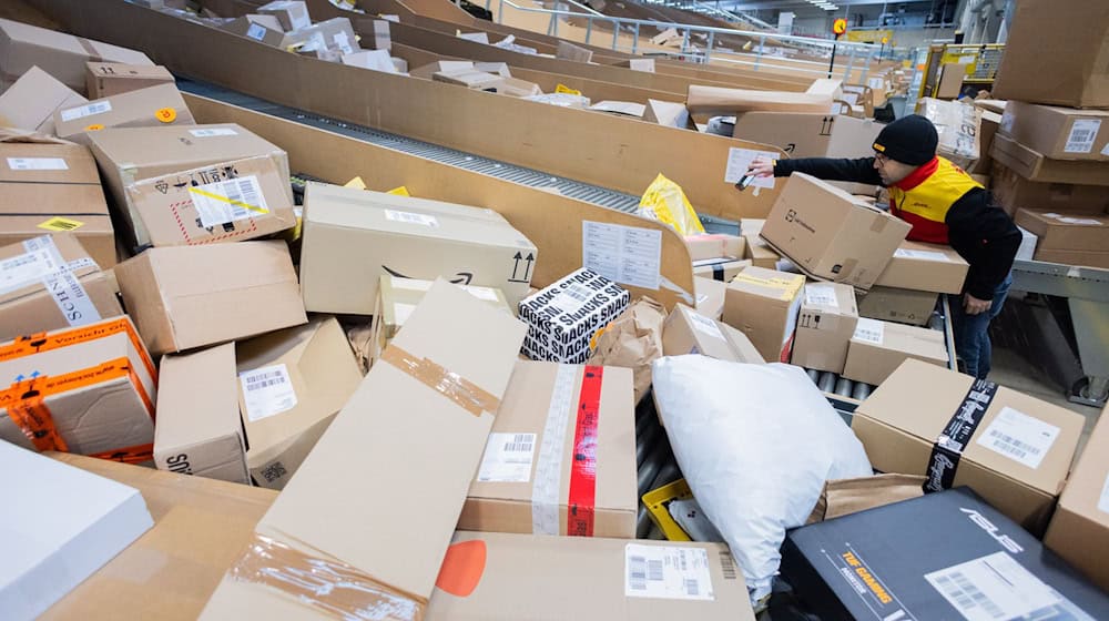 Paketfluten aus dem Ausland nehmen vor Weihnachten zu. (Symbolbild) / Foto: Rolf Vennenbernd/dpa