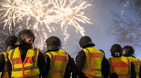 Polizeikräfte sichern den Jahreswechsel – Silvester ist für viele ein Fest, für andere Arbeit. (Archivbild) / Foto: Clemens Heidrich/dpa