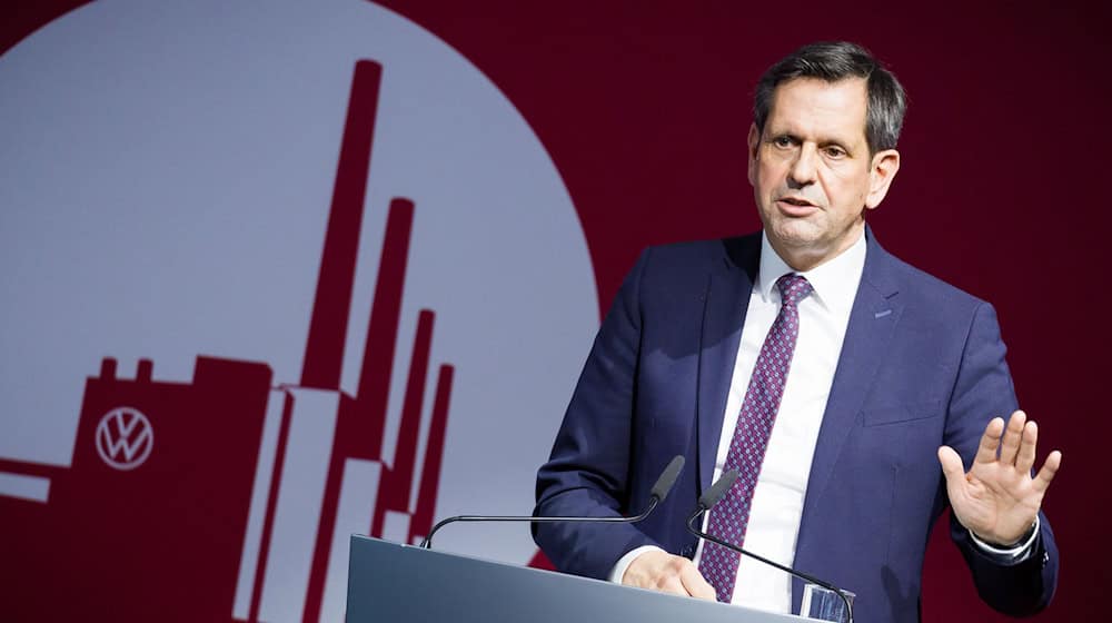 Olaf Lies (SPD) wird erneut in Wolfsburg erwartet, um zur VW-Belegschaft zu sprechen. (Archivbild)  / Foto: Moritz Frankenberg/dpa