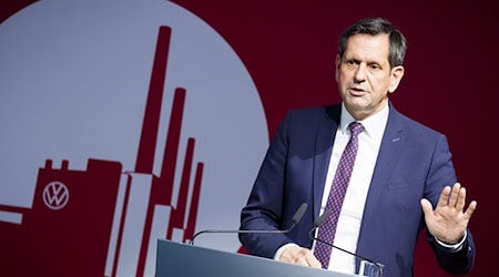 Olaf Lies (SPD) wird erneut in Wolfsburg erwartet, um zur VW-Belegschaft zu sprechen. (Archivbild)  / Foto: Moritz Frankenberg/dpa