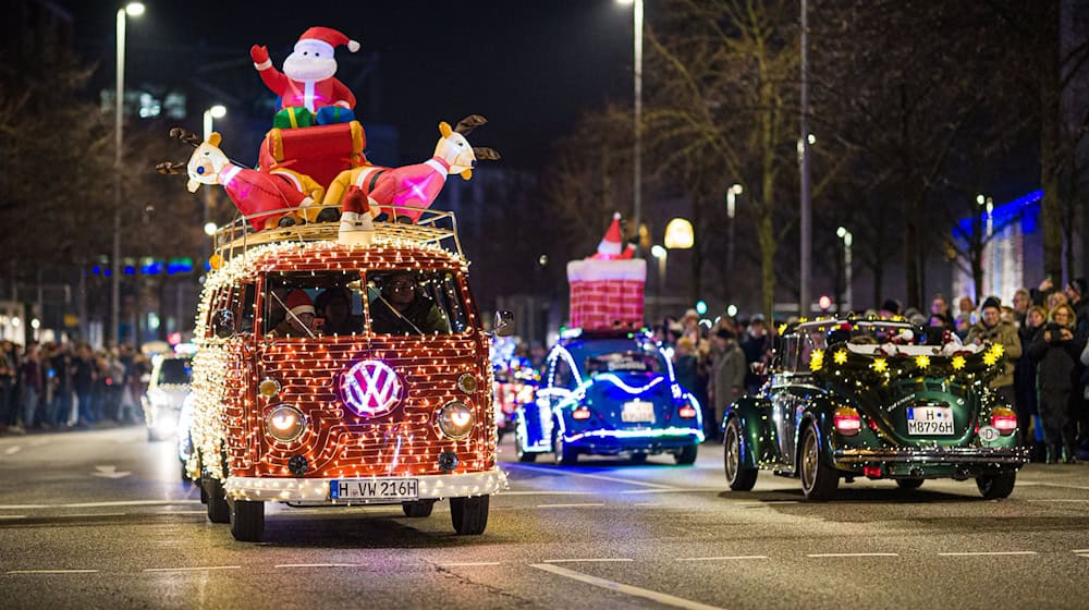 Ein Blickfang - geschmückte, leuchtende Autos auf den Straßen.   / Foto: Moritz Frankenberg/dpa