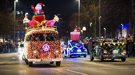 Ein Blickfang - geschmückte, leuchtende Autos auf den Straßen.   / Foto: Moritz Frankenberg/dpa
