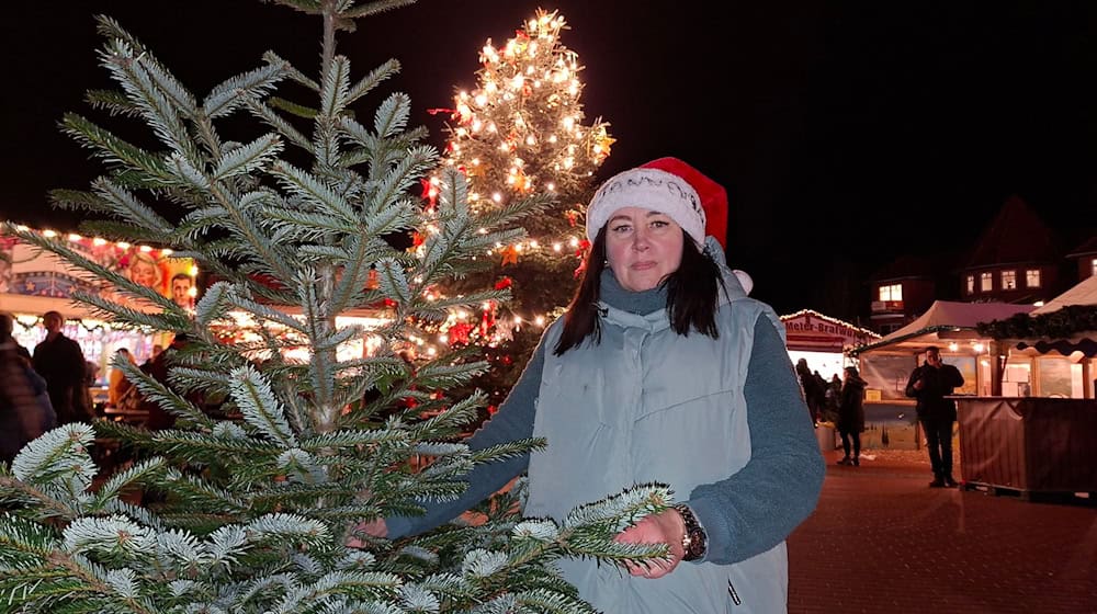 Die Schausteller des Weihnachtsmarktes in Kirchweyhe verschenken Weihnachtsbäume an Bedürftige. / Foto: Kai Moorschlatt/dpa