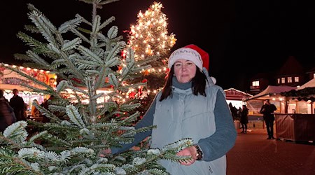 Die Schausteller des Weihnachtsmarktes in Kirchweyhe verschenken Weihnachtsbäume an Bedürftige. / Foto: Kai Moorschlatt/dpa