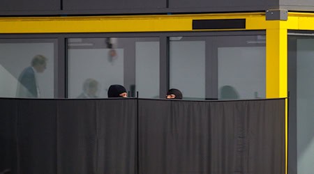 Zeitweise wurden Sichtschutzwände vor dem Angeklagten aufgestellt, weil die Zeugin ihm nicht ins Gesicht sehen wollte. / Foto: Klaus-Dietmar Gabbert/dpa