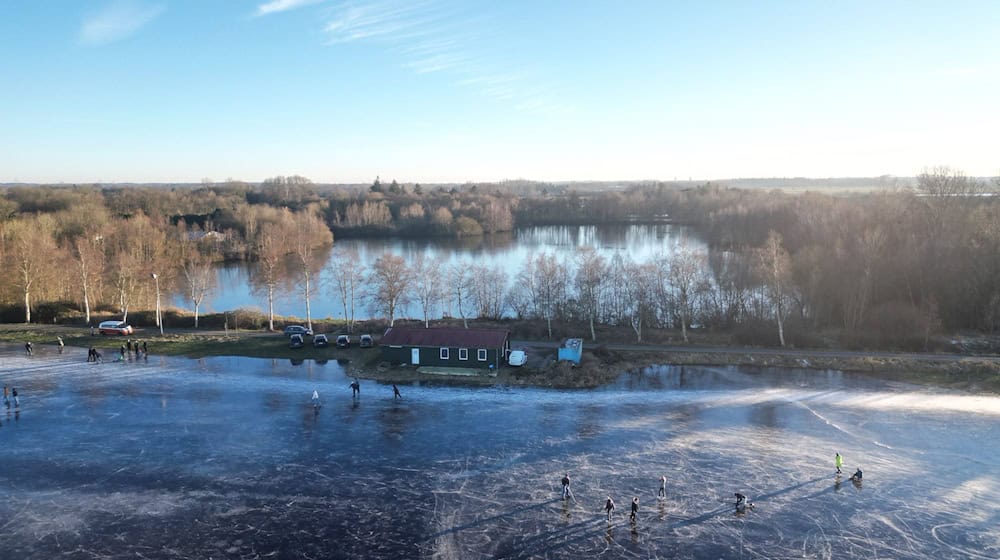 Bei Sonnenschein und eisigen Temperaturen haben etliche Menschen das Winterwetter für Ausflüge genutzt. / Foto: Lars Penning/dpa