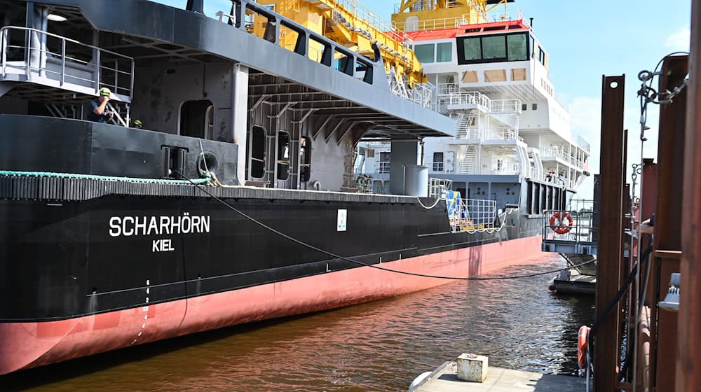 An dem Mehrzweckschiff «Scharhörn» wurde unter anderem in Lemwerder bei Bremen gearbeitet. (Archivbild)  / Foto: Lars Penning/dpa